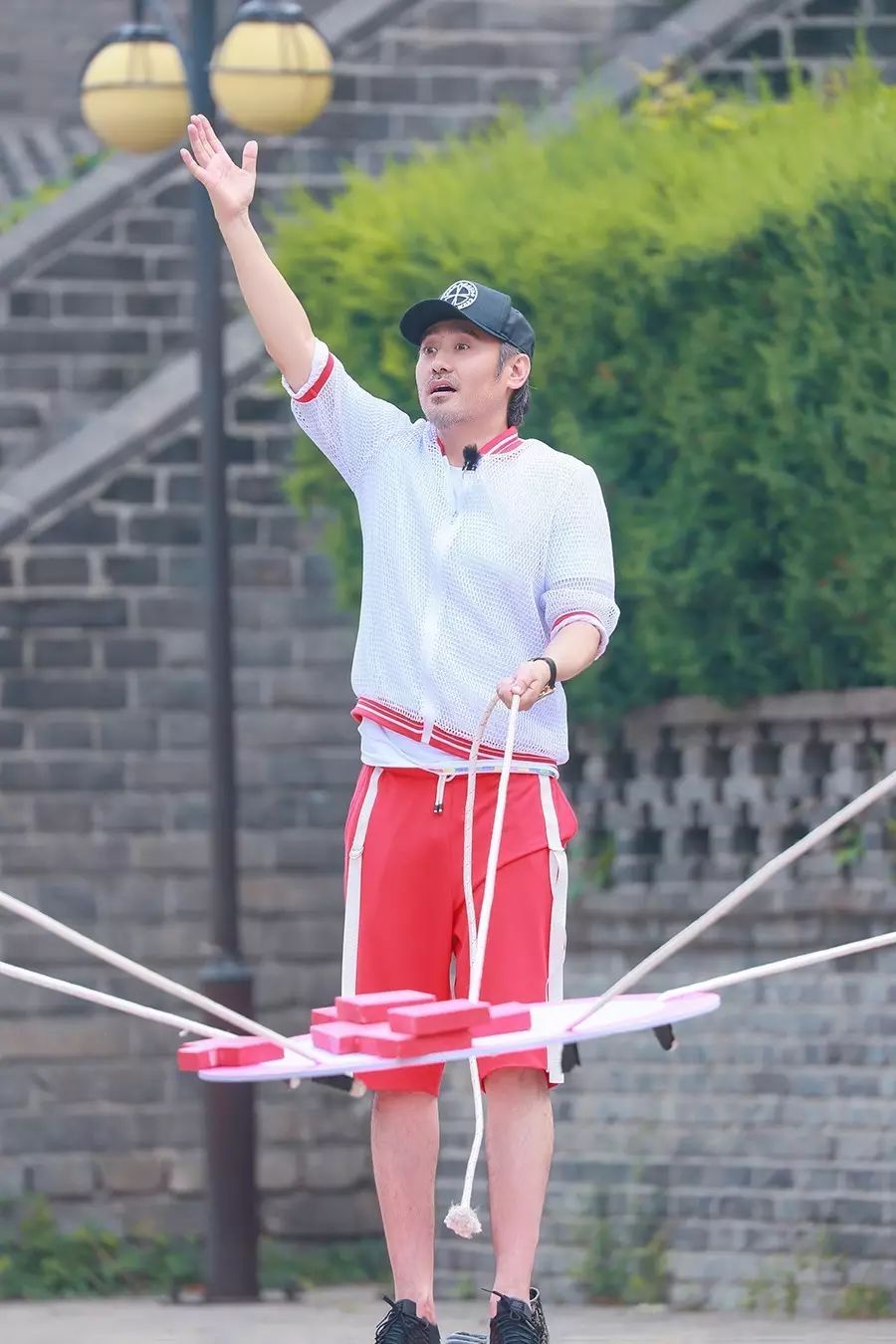 吴秀波《我们来了》新队长秒变大军师 获封新任套路王
