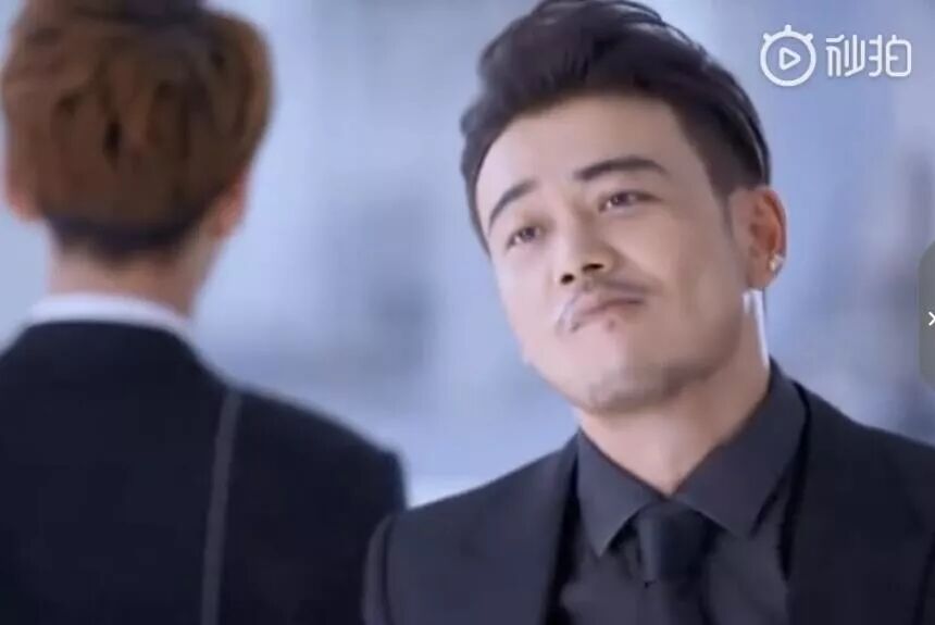 皱眉歪嘴挤酒窝，这个史上最油腻霸道总裁，女神是怎么亲下去的？