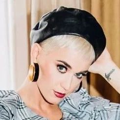 Katy Perry|最新写真诱惑力十足 大秀惊人美腿令人欲罢不能