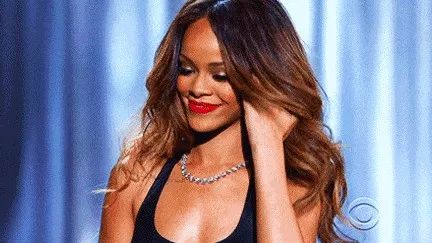 Rihanna 新造型上演“五十度灰”翘臀抢镜!