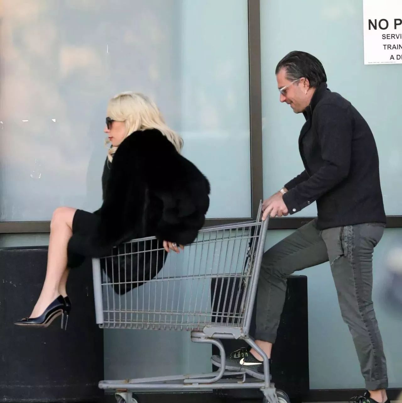超市开始卖鳖了?Lady Gaga即使逛超市也不走寻常路!