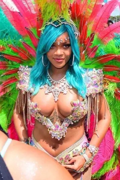 Rihanna性感装扮参加巴巴多斯Crop Over狂欢盛典