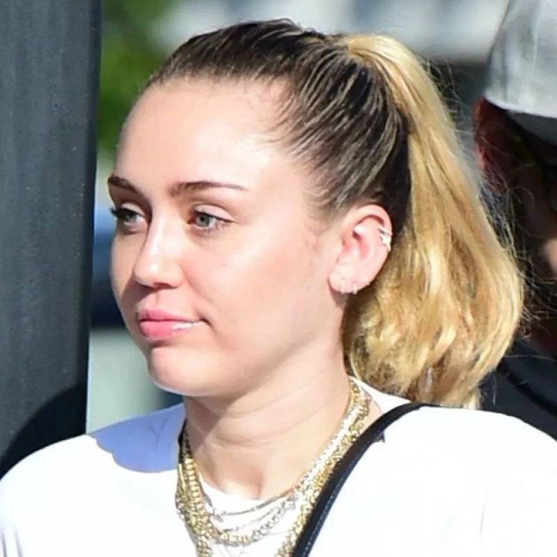 Miley Cyrus|麦莉新街拍秀出平坦小腹 录制新曲唱功震惊制作人