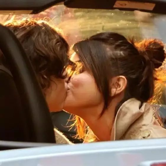 Selena Gomez居然和甜茶在车内激吻 不过盆栽看到也不会生气