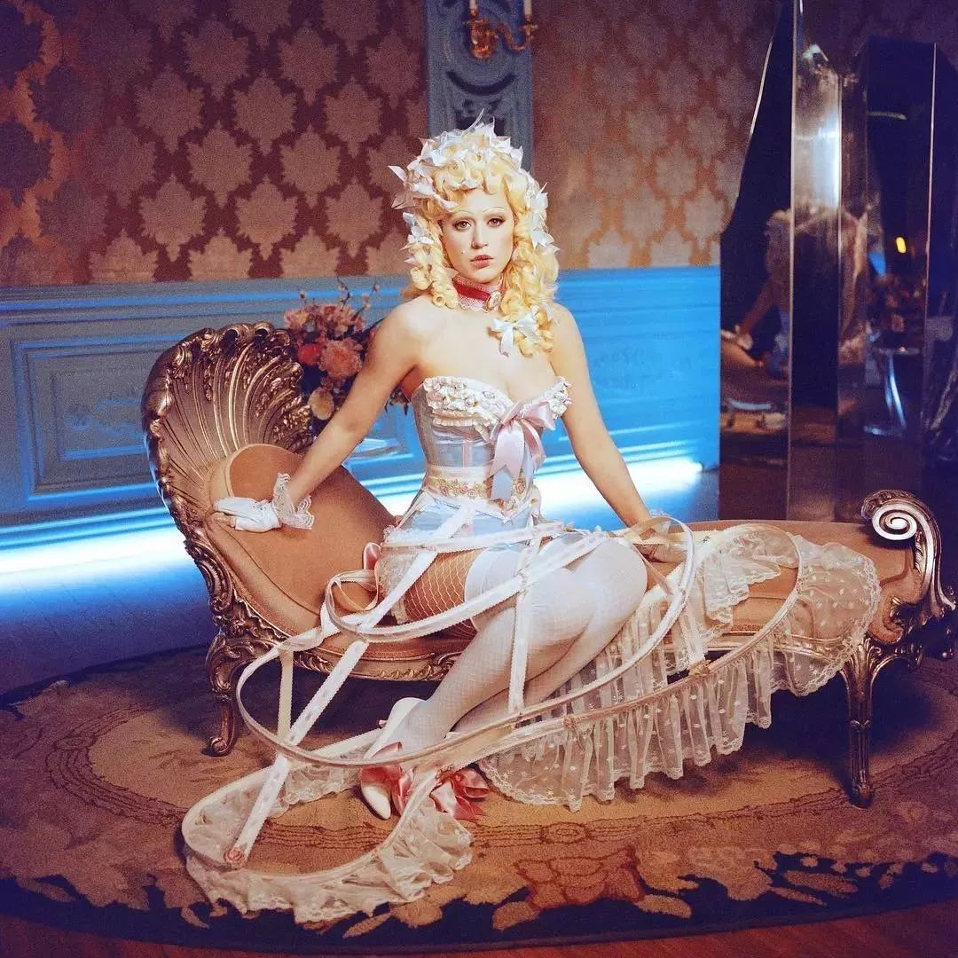 水果姐Katy Perry放出MV预告 造型复古化身法国宫廷女郎
