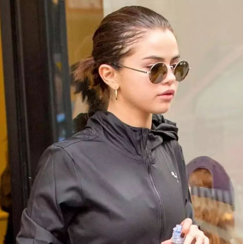 脸脸Selena Gomez最新运动系街拍 娇小又可爱