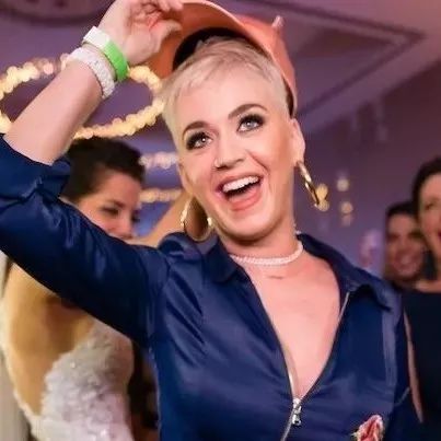 水果姐Katy Perry惊喜现身随机婚礼派对 与新人共舞气氛超High