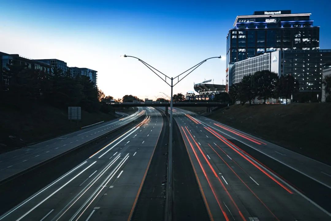 免费 夏洛特高速公路的夜间城市景观 素材图片