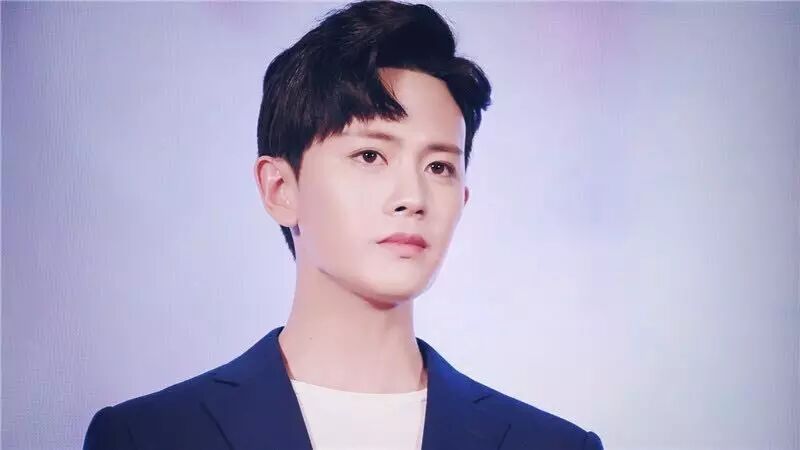 又是黄牛欢喜时!任嘉伦上海见面会票价炒至数千,现场喂酥说情话,这个BOY有点儿撩~