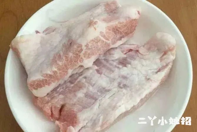 猪的脖子肉,也常被称为"血脖肉",屠宰场在处理猪的时候,都是从猪脖子