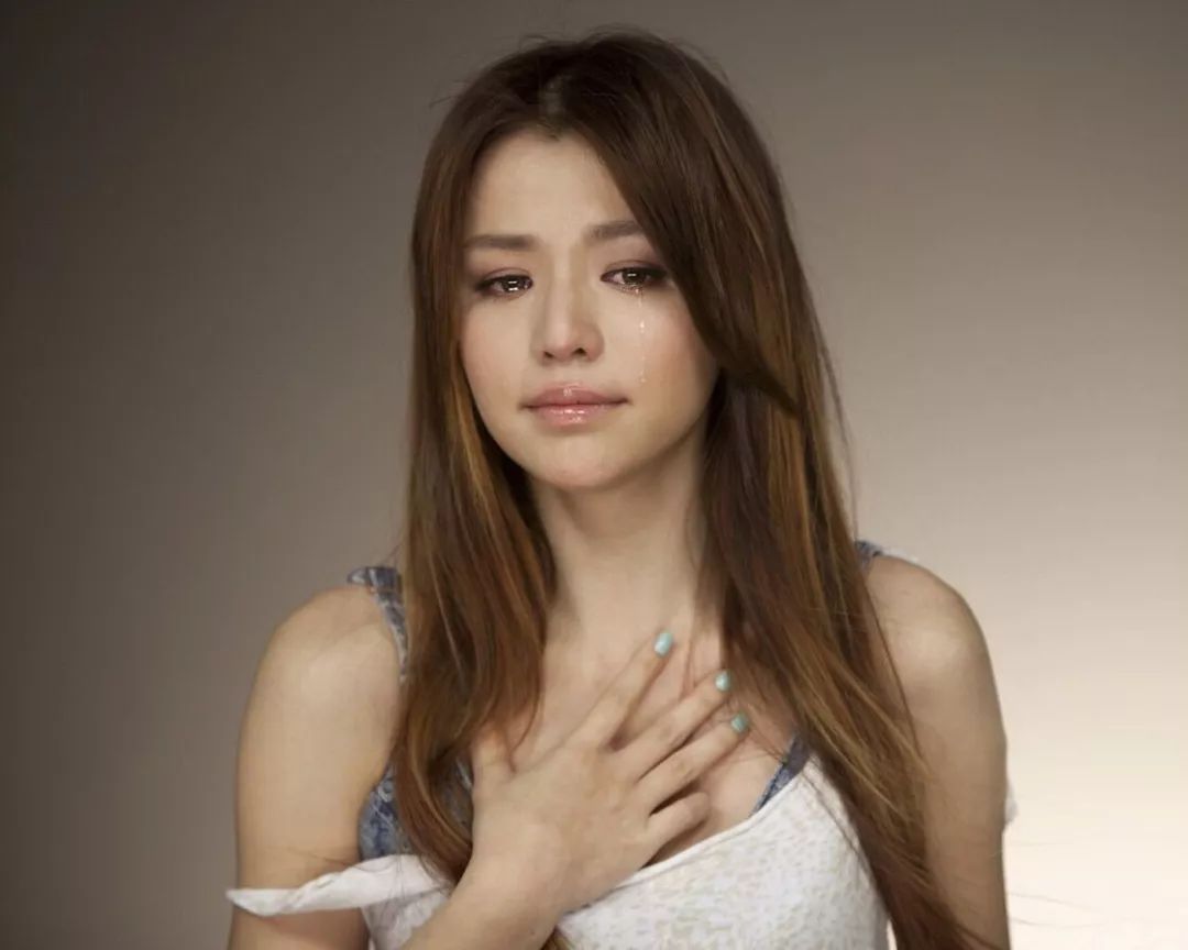 女子产下龙凤胎后跳海轻生,真相让人心酸.看哭所有人!