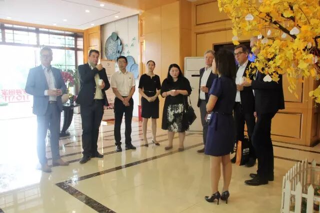 荷南专家一行参观亲睦家健康公寓