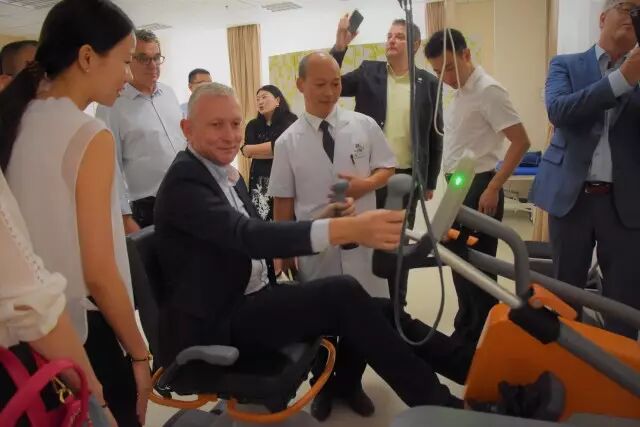 荷南专家一行体验亲睦家老年医院养老设施