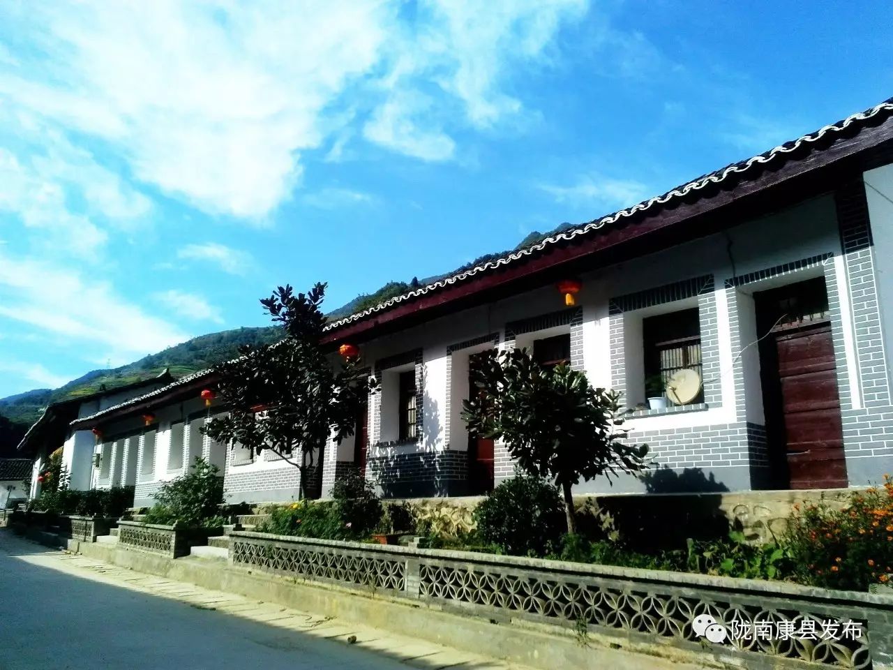 充分利用全县美丽乡村建设成果,凝聚和弘扬"康县精神,提升全县广大