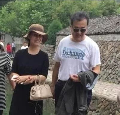 59岁国家一级演员黄宏家庭被曝光,隐瞒了30年的演员老婆,竟是我们熟悉的她!