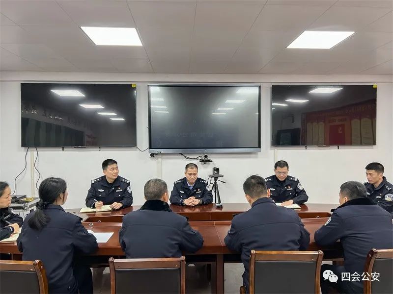 四会李伟忠翁卓辉看望慰问春节期间坚守岗位警员