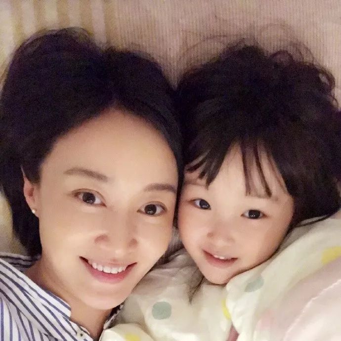 “钟小艾”赵子琪晒小女儿搞怪照,母女俩长得真像