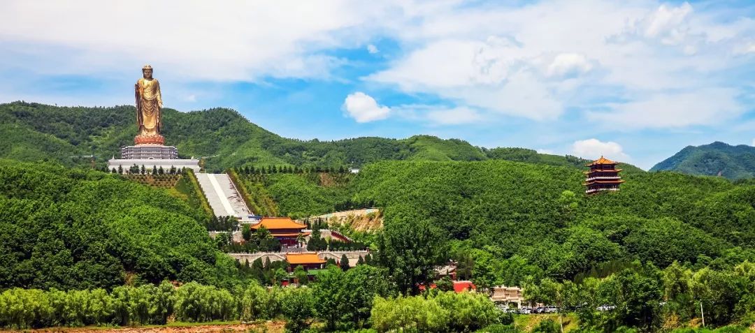 大佛祈福也是不错的选择,假期期间不少游客带着家人一起出游来到尧山