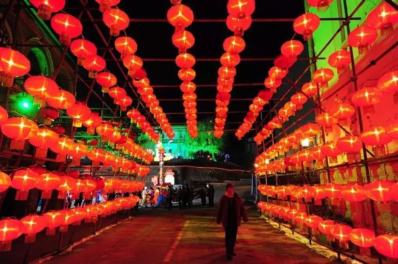 其实,老南京的灯节,比这复杂得多了:十三上灯;十五正灯;十八落灯.