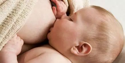 宝宝吃奶很少怎么办(如何解决宝宝吃奶少的问题)