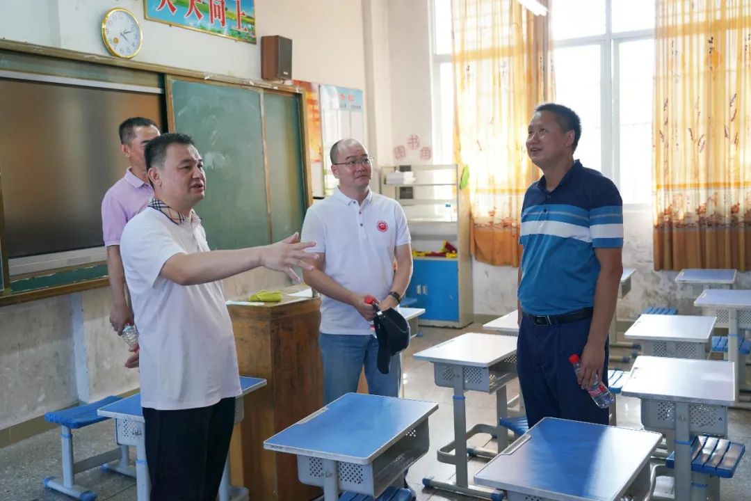 小学,实地调研石坝镇校园建设情况,陈裕瑾仔细查看教学楼的内部设计