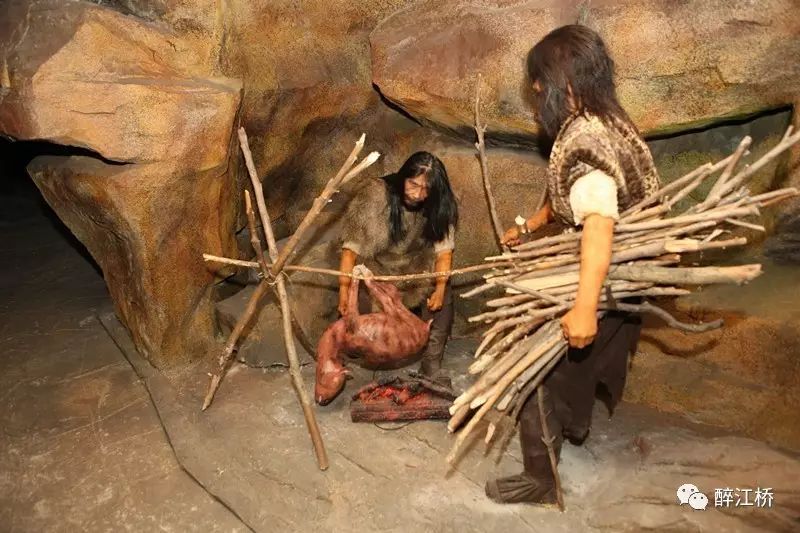 看到原始人在洞穴将狩猎而来的鱼和羊进行烤制,摄取美味的生活场景,而