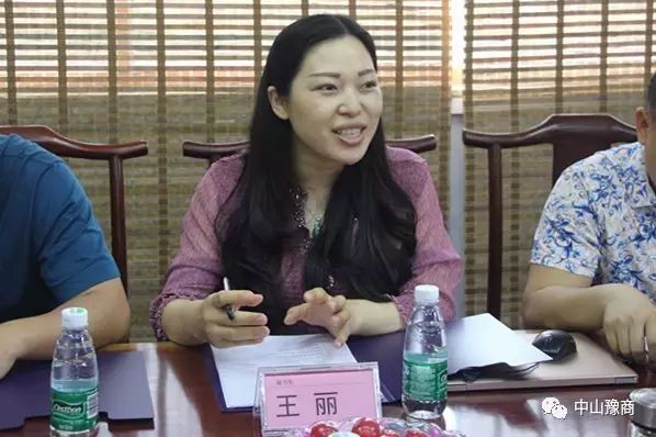 商会专职秘书长王丽给大家介绍了商会初选活动的评选要求及流程.