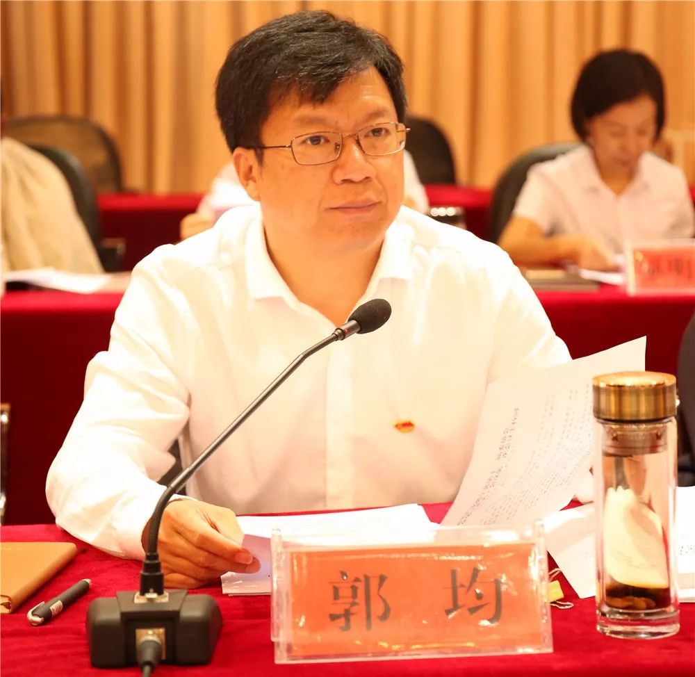 全会由冕宁县委员会主持,县委副书记,县长郭均受常委会委托,向全会