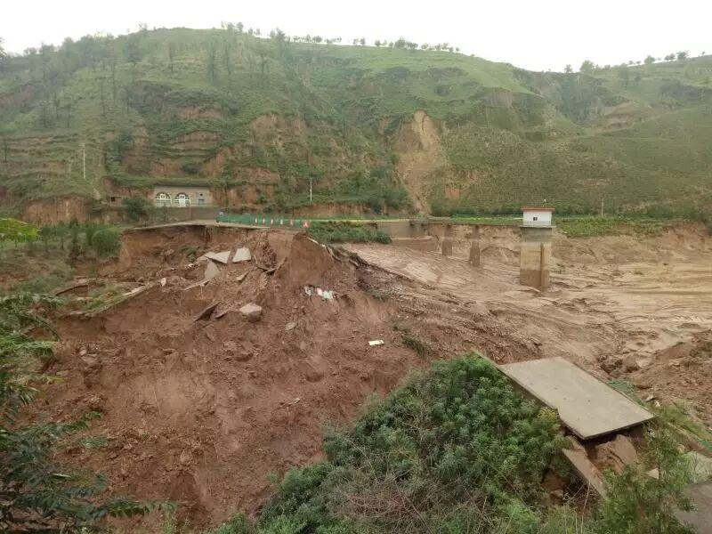 陕西榆林洪灾:百年一遇洪水冲垮无排洪功能小水库