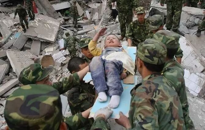 ▲汶川地震中的“敬礼娃娃”。图片来自新华社。