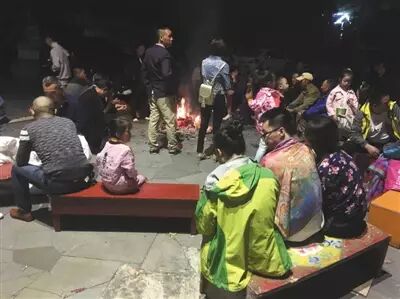 ▲2017年8月8日晚，四川阿坝州九寨沟县附近发生7级地震。游客在漳扎镇301省道附近避险。图/视觉中国