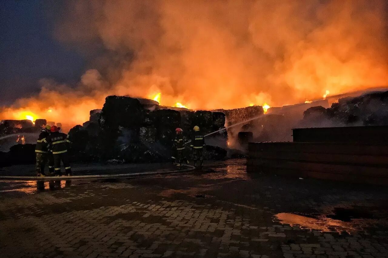 天津港火海12小时救援录:火势凶猛方圆三公里可见