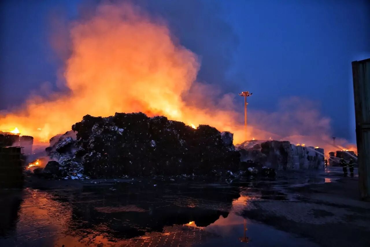天津港火海12小时救援录:火势凶猛方圆三公里可见