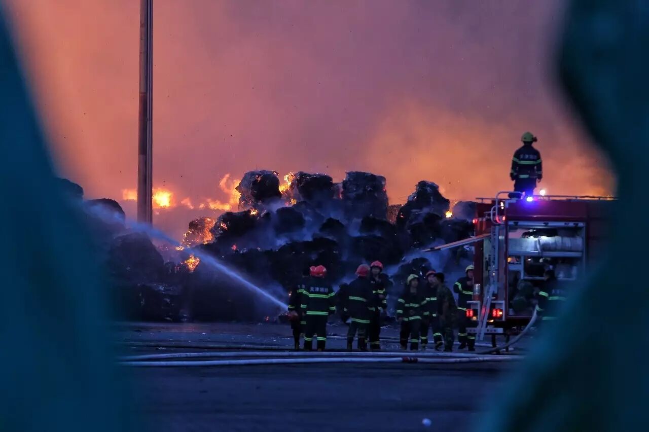 天津港火海12小时救援录:火势凶猛方圆三公里可见