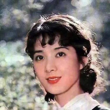 80年代老牌美女龚雪,64岁美貌不输赵雅芝,女儿气质大相径庭