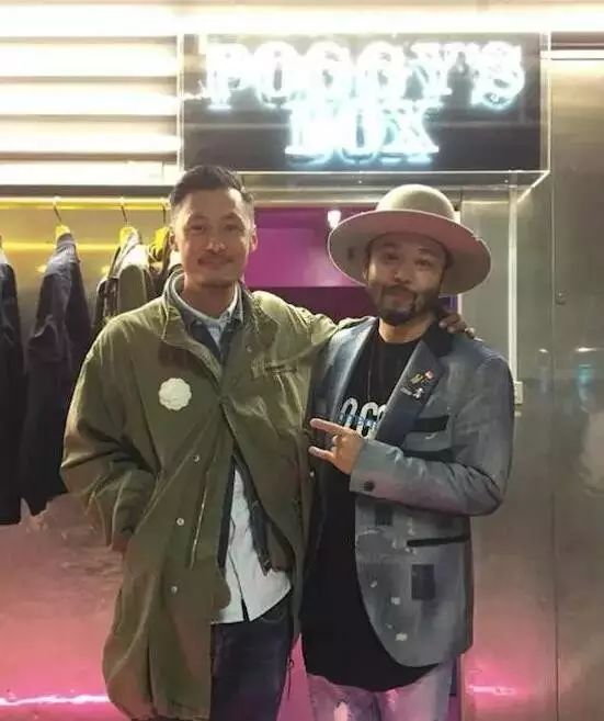 与余文乐合影