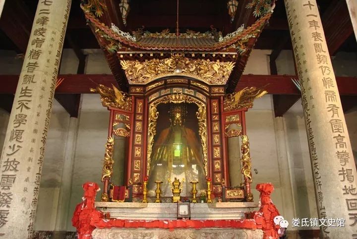 南岳宫,移请出两佛祖,玉帝,财神等神像,供奉千手观音像与南岳圣帝神像