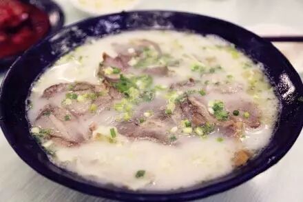 滋补烩面有着老景家最地道的汤头，大小碗同价，奶白色的汤汁，温润鲜香，细尝有股淡淡的中药味，吃口烩面喝口汤，酣畅淋漓。