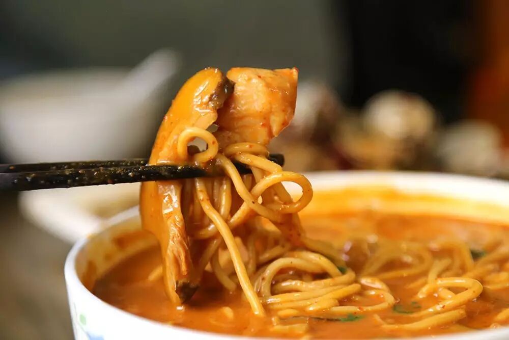 碗里的内容也极为丰富，