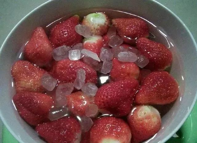 7.草莓冰糖炖食可止咳.
