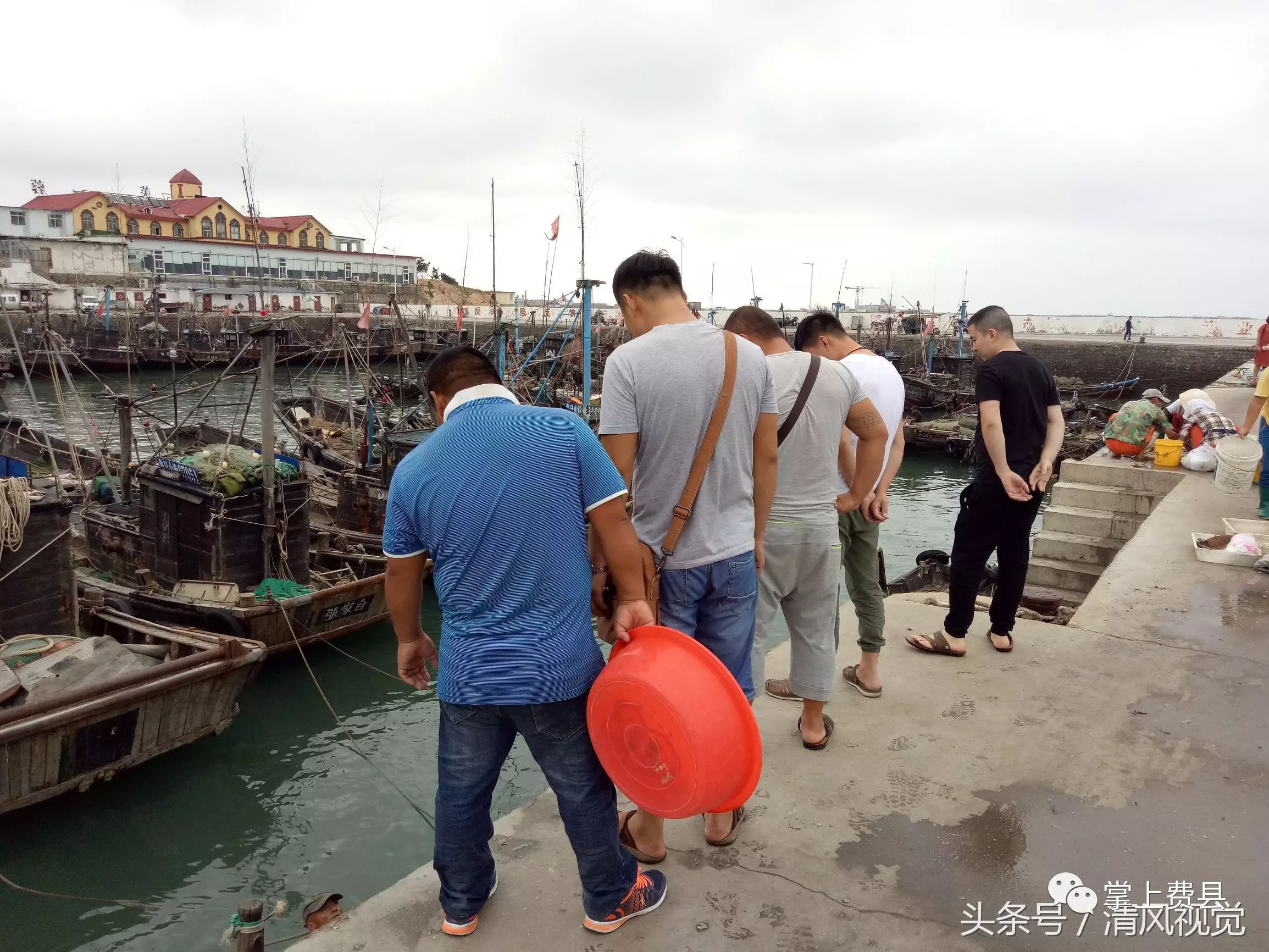 码头海鲜实惠新鲜吃货端着大盆狂买,费县小伙付款时却傻了眼!