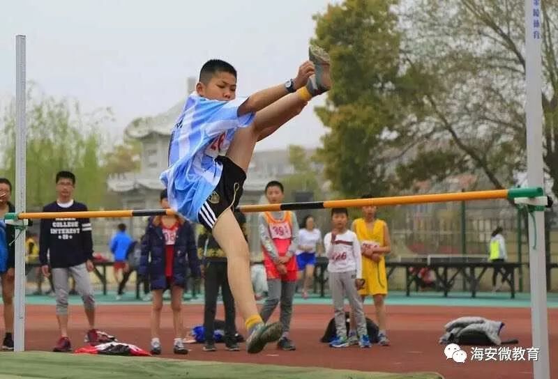 我对体育,书法也很感兴趣,在2017年海安县中小学生体育运动会中跳高勇