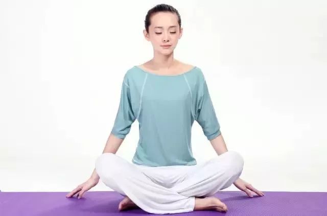 体式是否顺位? 瑜伽3年:下班都八点了,那来段睡前瑜伽吧. 瑜伽3年