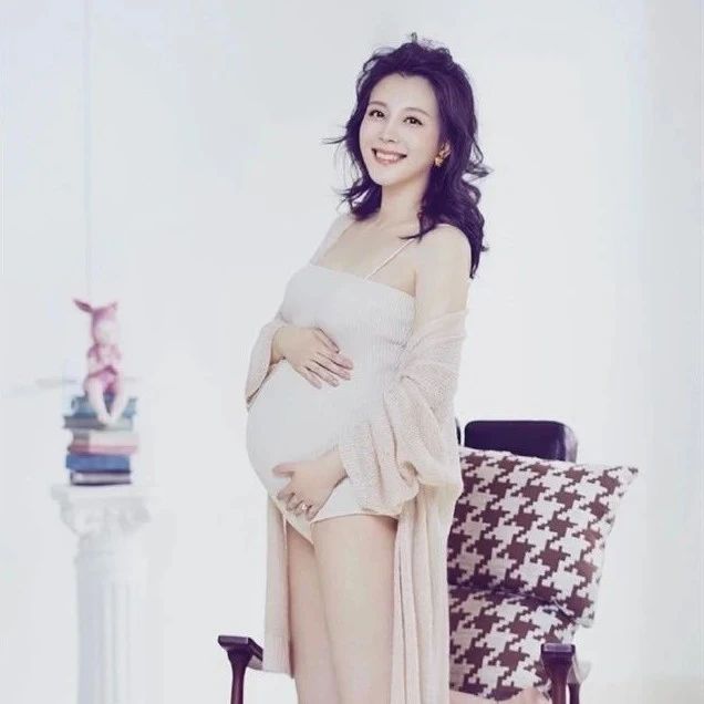 女星刘雨鑫与《奇葩说》高庆一官宣结婚,女方已怀孕肚大如箩