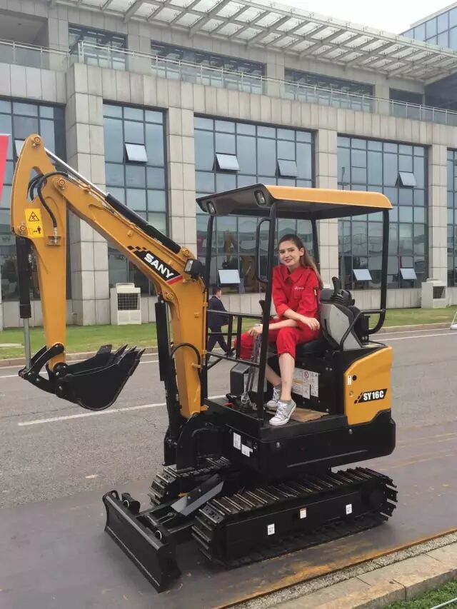 世界小姐与三一挖掘机.jpg