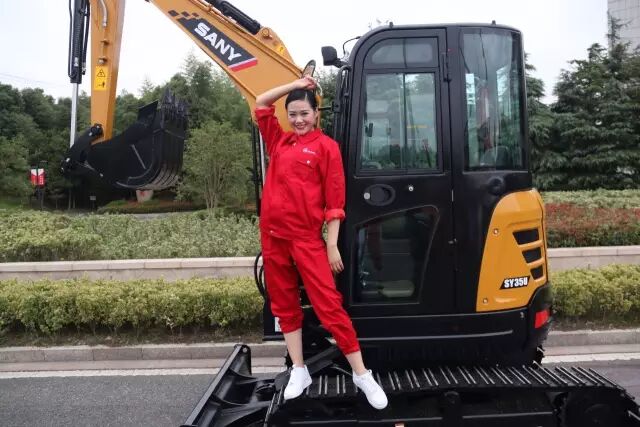世界小姐与三一挖掘机.jpg