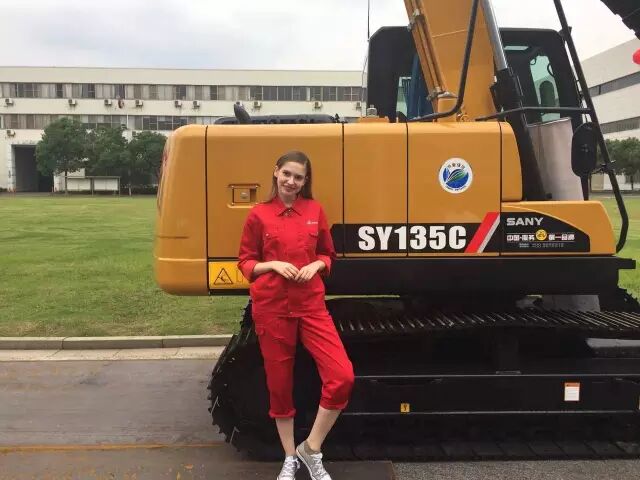 世界小姐与三一挖机.jpg