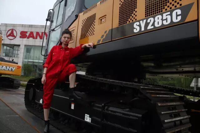世界小姐与三一挖机.jpg.jpg