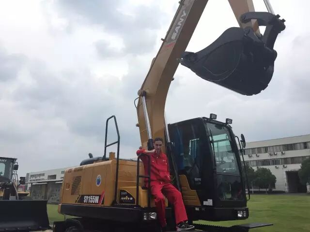 世界小姐与三一挖机.jpg