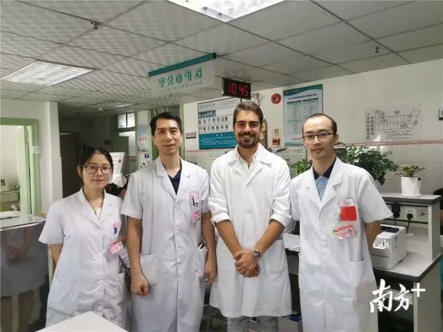 乳腺内科曾德副主任与其所带教的留学生合影来源:南方